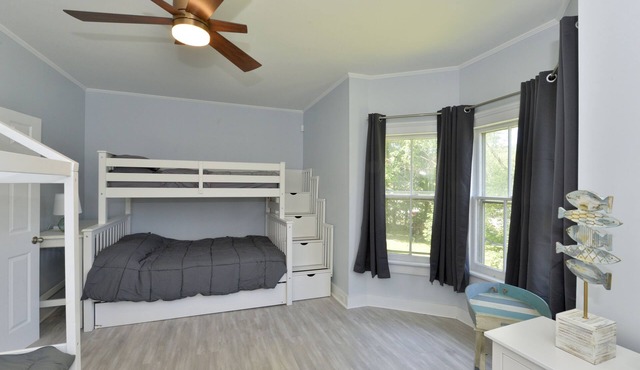 Entire 1 Bedroom Apartment in Lovely Family Vacation Lake House. Pets welcome!