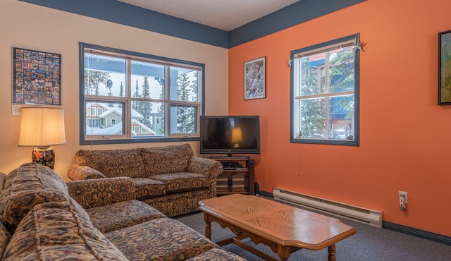 Entire 4 Bedroom Home Right on trails - Sauna & Private Hot Tub!