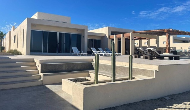 Entire Beachfront Villa with Private Swimming Pool / casatranquildad.com