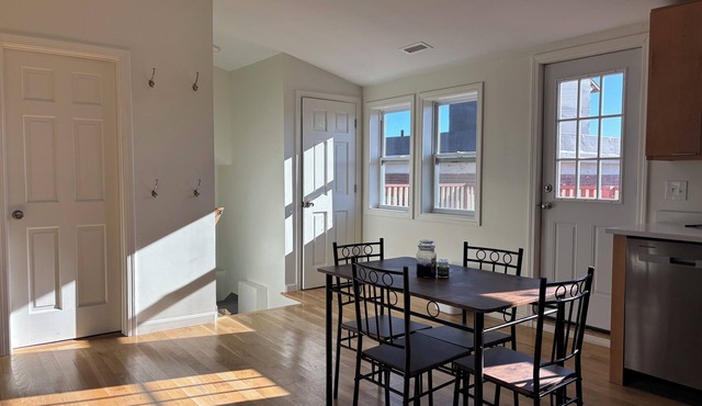 Entire charming 3B1B apartment in Federal Hill