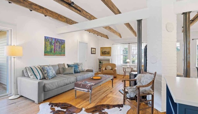 Entire Cottage on Equestrian Farm with Zebras
