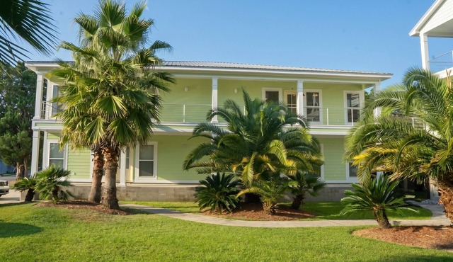 Entire Ground Floor · 6BR 4BA · Sleeps 12 · W/D