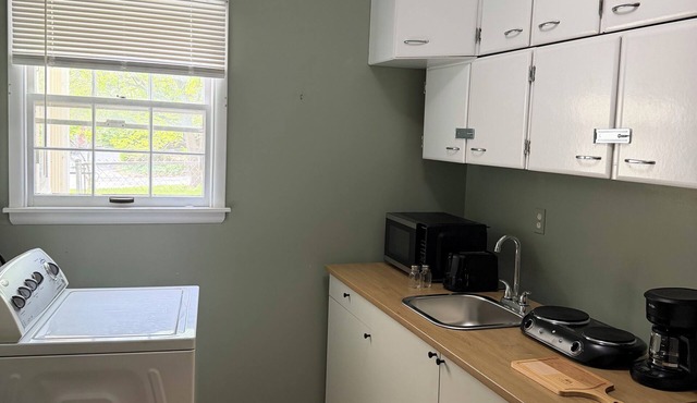 Entire Guest Suite with Private Entrance, only 3 mins to IU and restaurants!