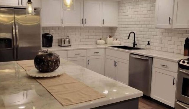 Entire Guest Unit - Cool Canby Crib-Full Basement