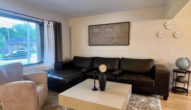Entire home in Windsor, Canada Terrific 3-bedroom house in charming neighborhood