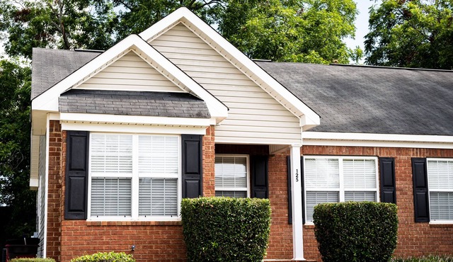 Entire Home, Queen Beds, Near Dining & Shopping