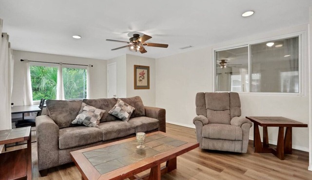 Entire house in Avondale, walking distance to shops