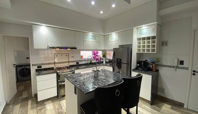 Entire House whit Balcony and Private Patio