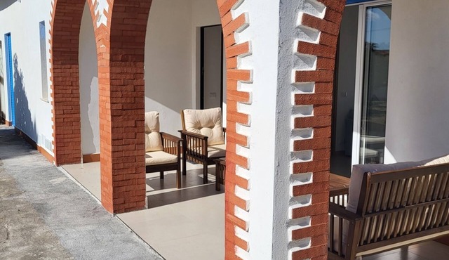 Entire villa, large spaces, 5 minutes walk to the beach suitable for families groups