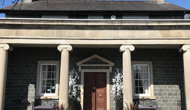 Entire Luxury Period Home with 8 Bedrooms and Hot Tub, Disco room 7 Bar