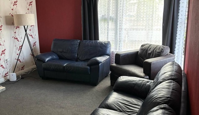 Entire Property 5 minutes to City Perfect for Staff, Families and Groups.