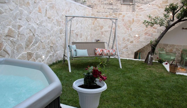 Entire structure consisting of 3 suites with private bath and garden with hydro bath