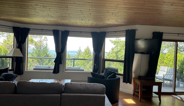 Entire Suite, Ocean, mountain view, hot tub, next to Mountain Maxwell park.