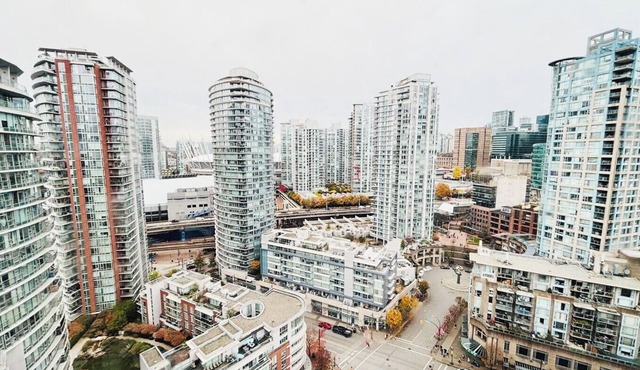 Entire Suite, High FL with a Stunning Downtown View + 1 Free Underground Parking