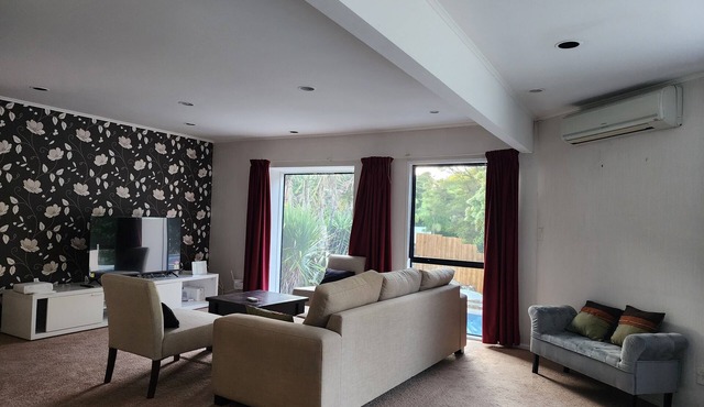 Entire Upper-floor: Spacious 140m2