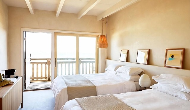 Entrancing Oceanfront Experience! Swimming Pool, Free Breakfast and Parking!