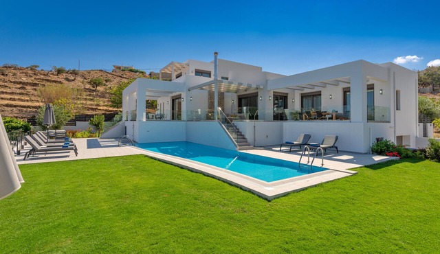Eolia Iconic Villa, walking distance to the beach