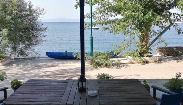 "Eothinos" Sea front Studio