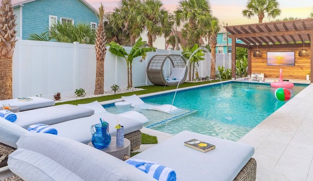 Epic Beachfront Oasis | Swim-Up Pool Bar, Hot Tub & Rooftop Ocean Views