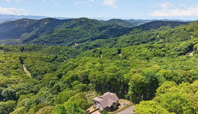 Epic Mountain Views + Deck, Firepit & Amenities
