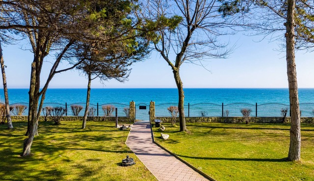 Epico Seafront & Garden Apartments