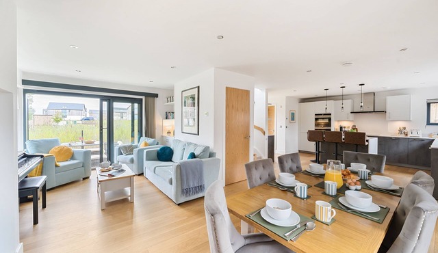 Equinox sleeps 6 guests in 3 bedrooms