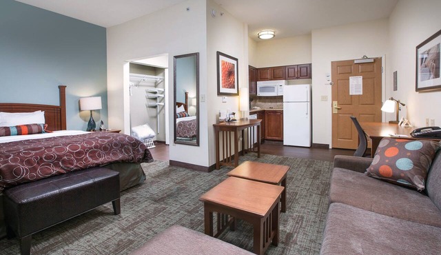 Equipped Studio Near Bush Field Airport | Free Daily Breakfast