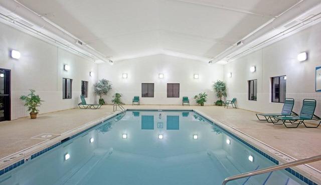Equipped Studio with Free Wi-Fi, Pool Access + Free Breakfast