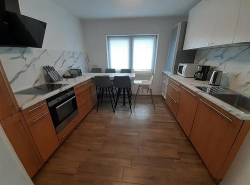 Erdgeschoss 75 m2 Großer Parkplatz WLAN Terrasse 30 m2 Übernachtung Unterkunft