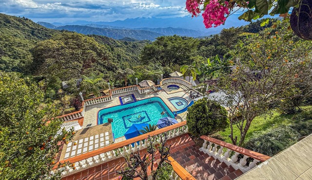 Escápate a una Finca acogedora en San Jerónimo con piscina, jacuzzi y más.