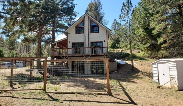 Escape to cozy Cotopaxi cabin, just a quick drive away from Arkansas River