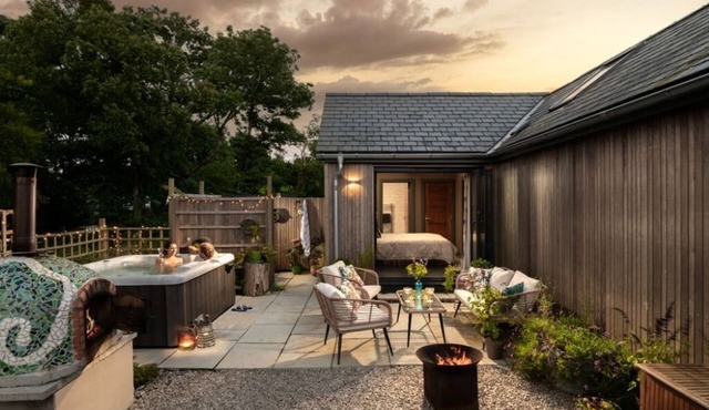 Escape to Poldurra – Luxurious Cornish Retreat with Hot Tub, Pizza Oven & Views