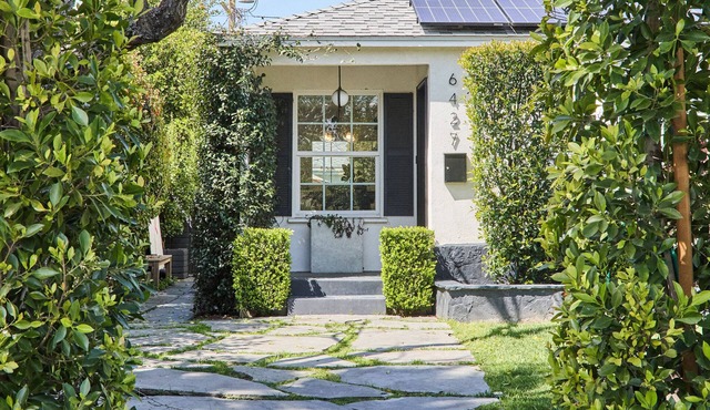 Escape to The Oasis. Cozy LA bungalow Sleeps 6 with a private pool & garden