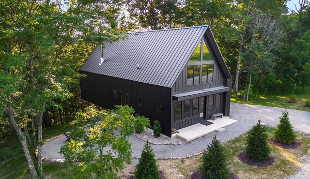 Escape to this large Hocking Hills cabin! Sleeps 8 (2BR/Loft/2.5BA). A true luxury Hocking Hills cabin featuring floor-to-ceiling windows, a suspended fireplace, and nearby outdoor sauna pods.