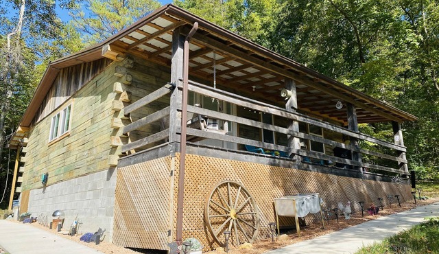 Escape to your cozy cabin near Daniel Boone National Forest & Lake Cumberland