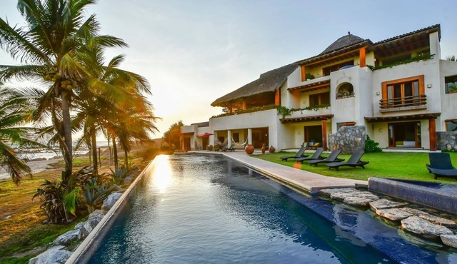 Espectacular Beachfront House near Troncones