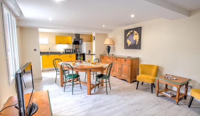 Espelidou is a 2 bedroom, 1 bathroom house is a few minutes from Orleans