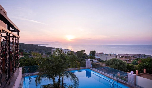 Esplanade Apartments - Heated Pool