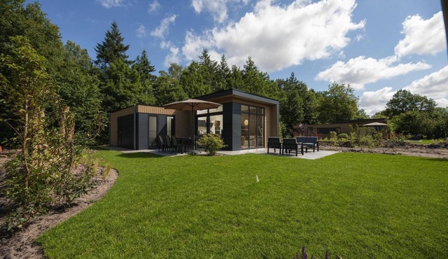 Essenburgh: A spacious and stylish holiday home for 6 people with three bedrooms, a modern kitchen, a charming outdoor area and a private hot tub for ultimate relaxation. Enjoy luxury and nature in the Veluwe.
