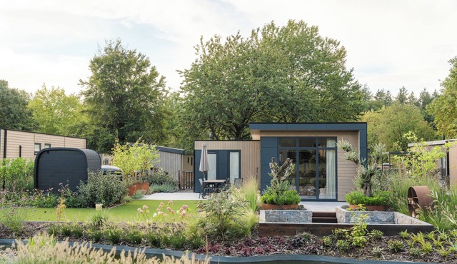 Essenburgh: Spacious and stylish home for 6 people with three bedrooms, a modern kitchen, a cozy outdoor space, and a private hot tub and sauna for ultimate relaxation. Enjoy luxury and nature in the Veluwe.