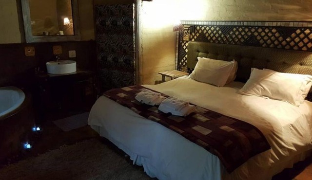 Essential Rose Room African Silhouette Country House for Essential Workers