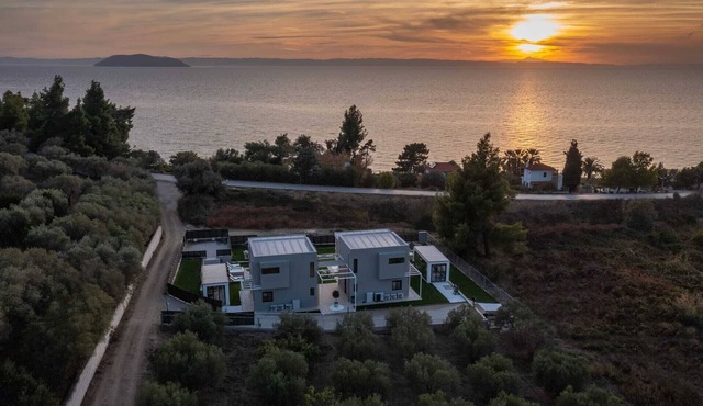 Estellar Villa with pool and sea view,garden with sports activities, living room