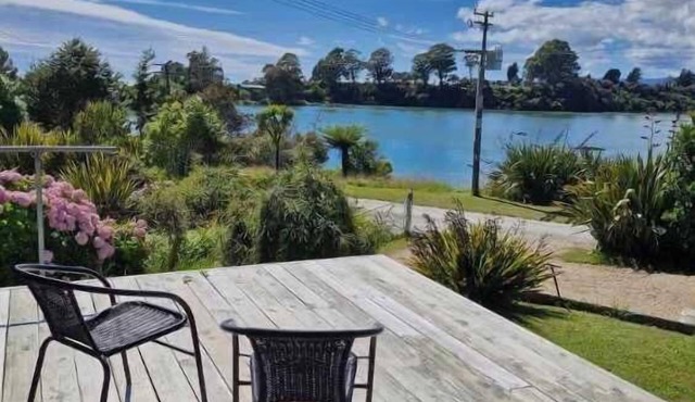 Estuary View - Peaceful Onekaka Retreat