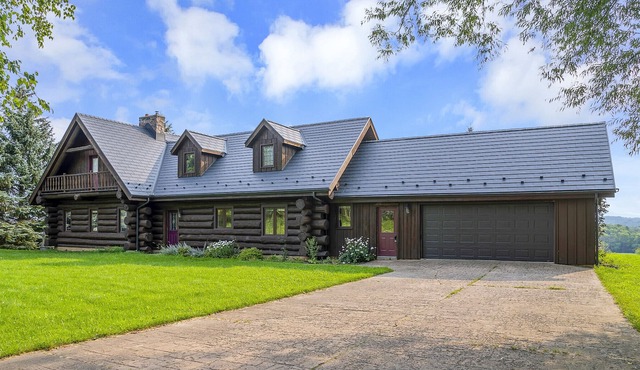 Etherington Cottage · 5 Acre-Scotch Mtn, Beautiful 5 Bedroom Log Cottage