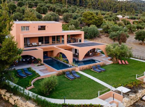 Euphoria Villa, 9 bdrs with private pools, beachfront