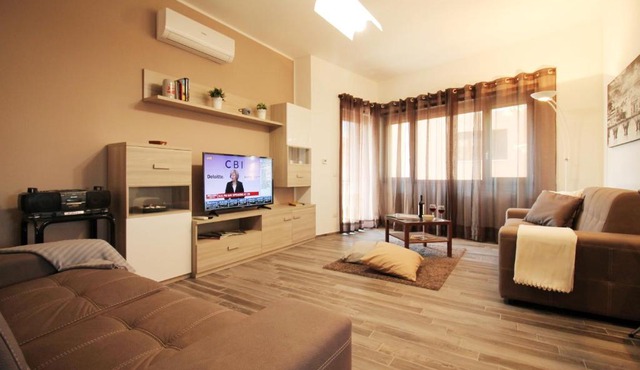 Eur Bright Spacious Terraced Apartment with private parking only for Small Cars