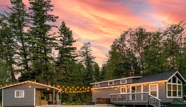 Eureka Tiny Home w/Hot Tub & Community Beach!