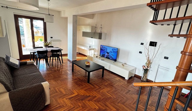 Evaguesthouse, familyfriendly bilevel with a large terrace, 10 minutes from Rome