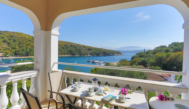 Evanna: 3-Bedroom Apartment in Agios Stefanos, Corfu - Sleeps 6
