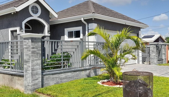 Evertonbnb 22 - Relaxing 2-Bedroom Villa with Pool